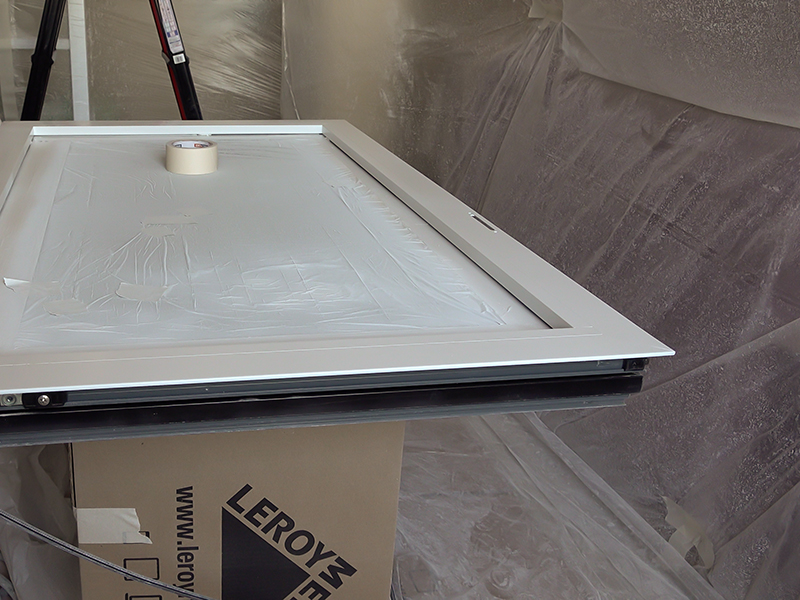 Покраска створки алюминиевого окна