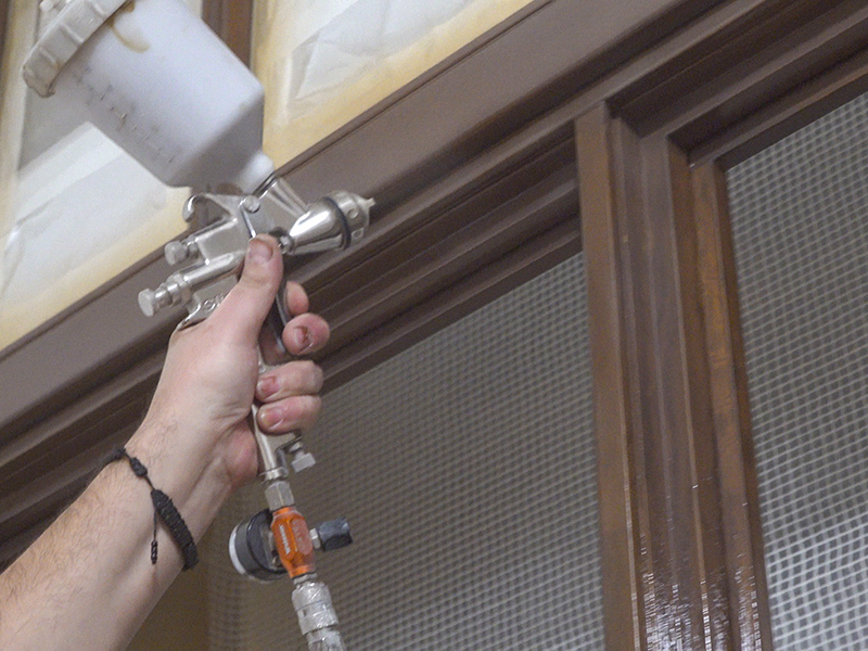 Тонирующая покраска деревянного окна