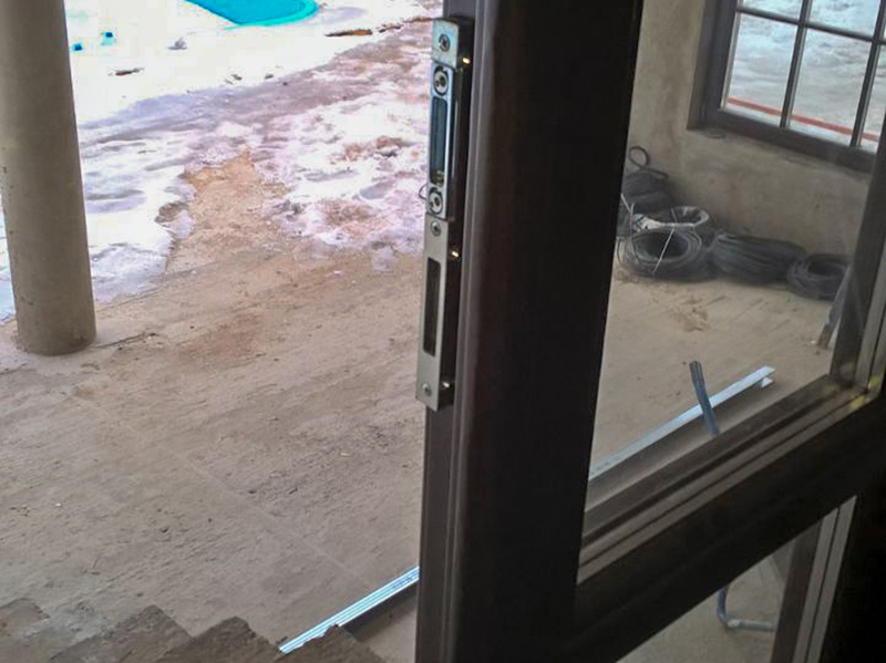 Удаление сколов на деревянном окне