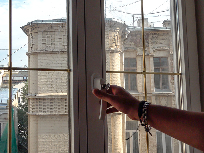 Покраска окна белой укрывной эмалью