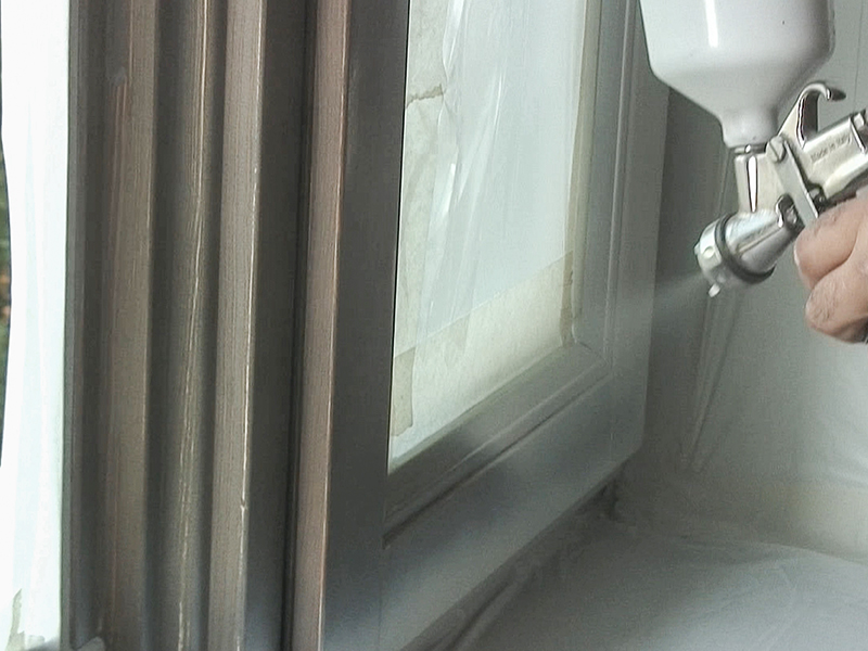 Укрывная покраска деревянных окон в серый цвет