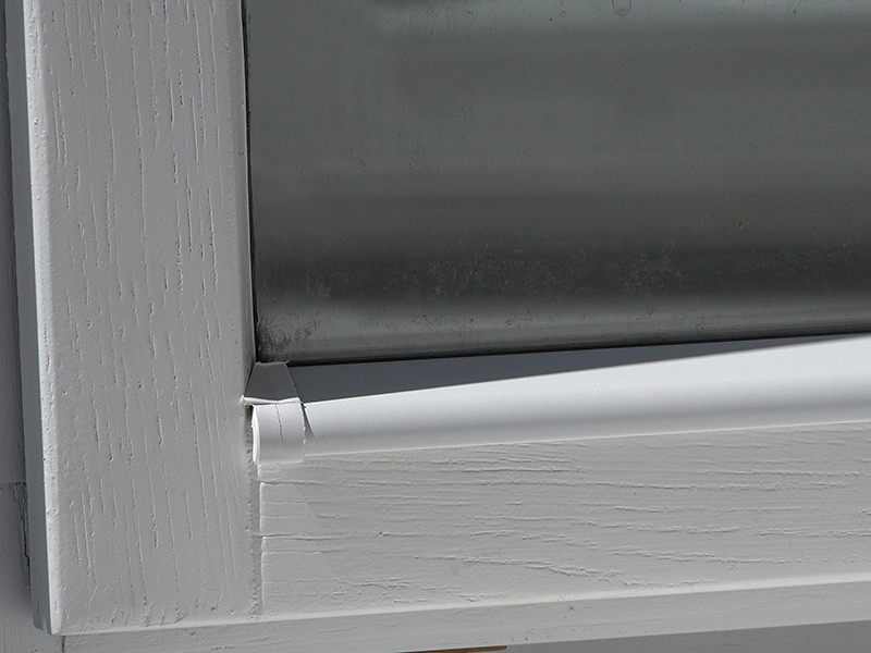 Капельник на створке окна