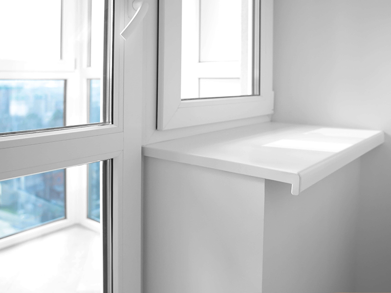 Установка пластикового подоконника