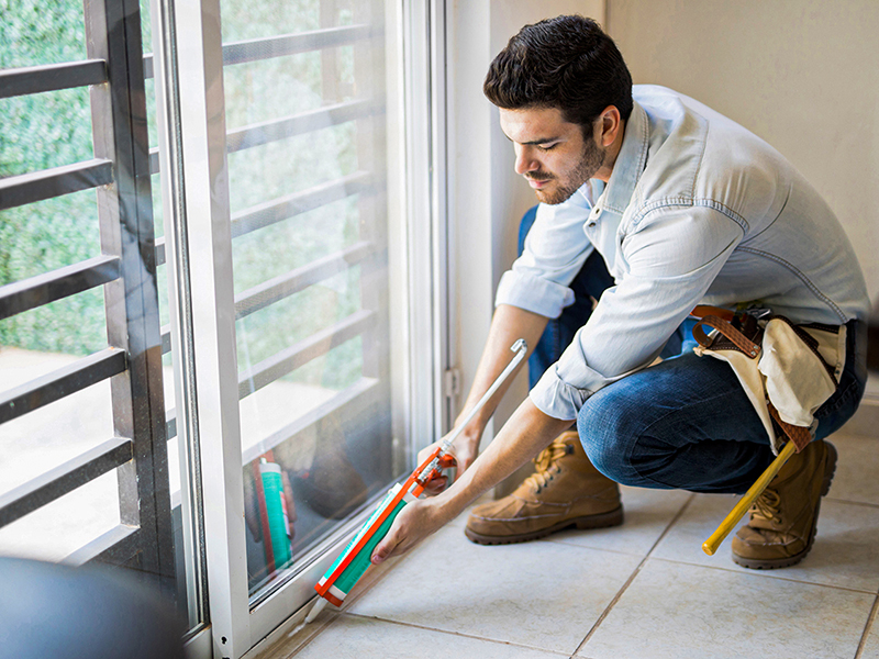Герметизация стыков рамы алюминиевых окон