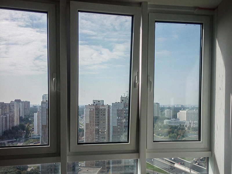 Открывающаяся створка в алюминиевом окне