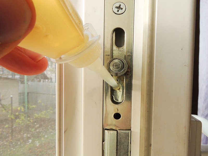 Смазка фурнитуры алюминиевых окон