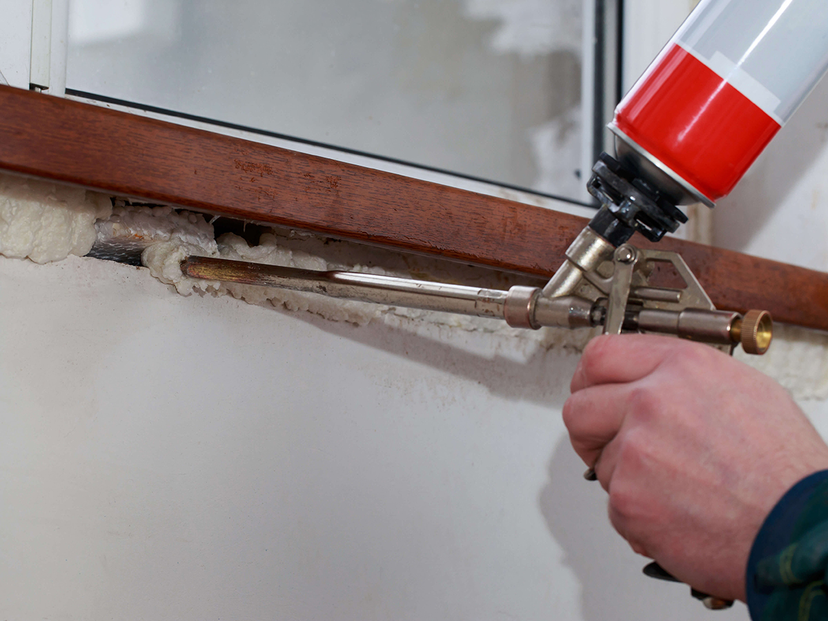 Герметизация стыка рамы с откосом