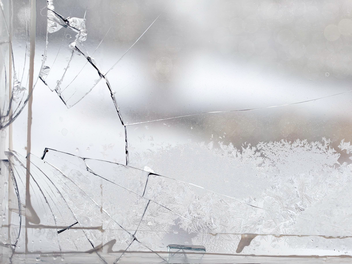 Замена разбитых стеклопакетов в деревянных окнах