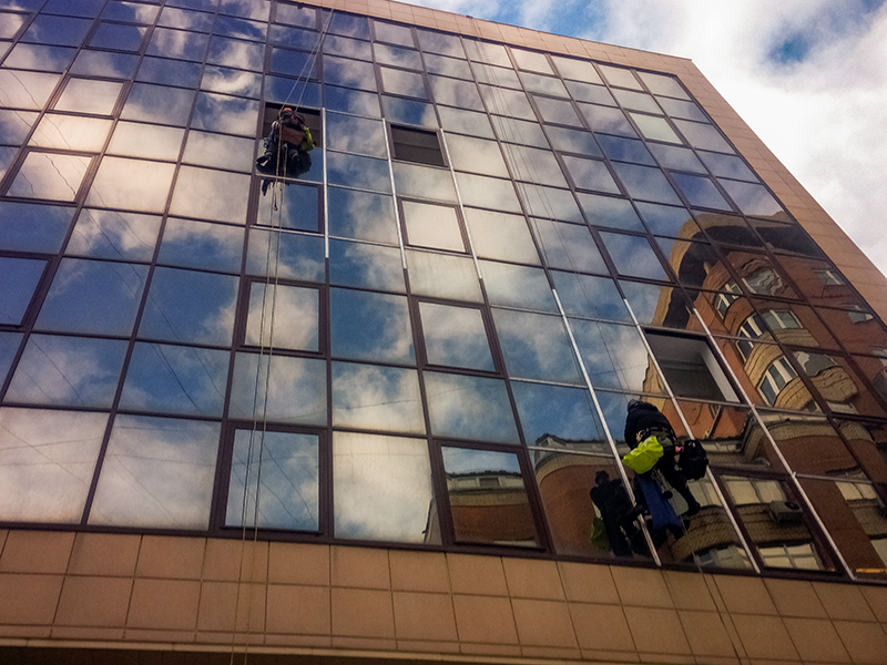 Замена прижимных планок в фасадном остеклении