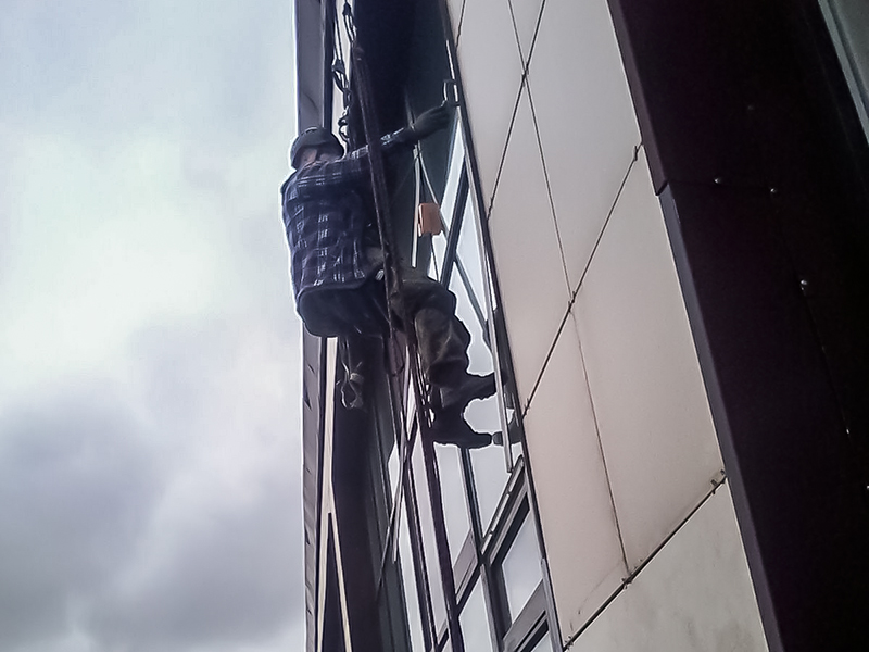 Установка декоративных крышек и прижимных планок в фасадном остеклении