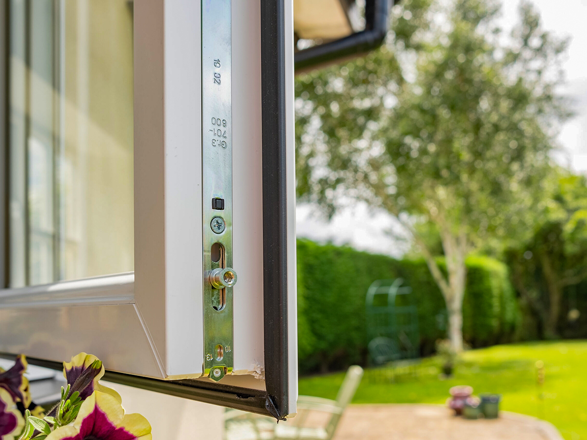 Основной запор оконной фурнитуры