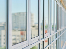 Большая площадь остекления, тянет холодом от стекла