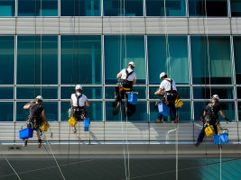 Неудобно проветривать и мыть стекла снаружи
