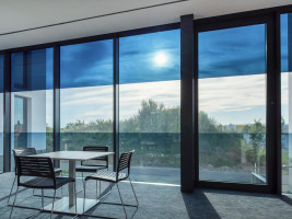 Окна выходят на солнечную сторону - летом жарко в помещении