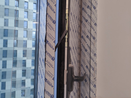 окно до покраски крупный план