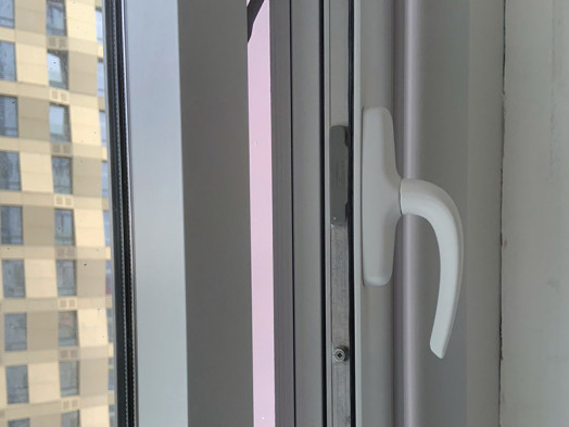 покрашенная оконная ручка