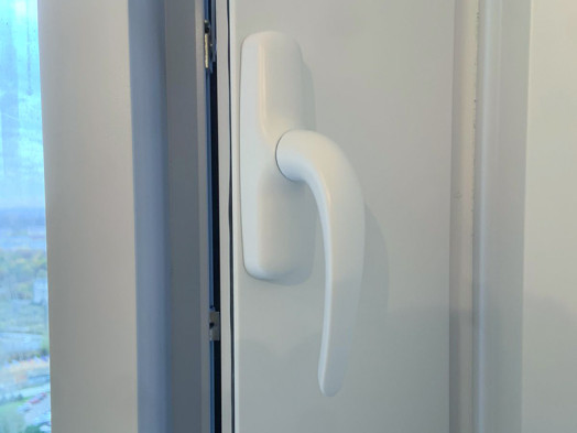 покрашенная оконная ручка 2