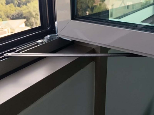 ограничитель открывания установлен