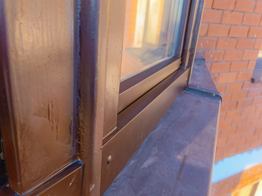 Алюминиевые оклады на окне