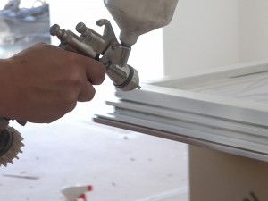 Покраска деревянных окон укрывной эмалью