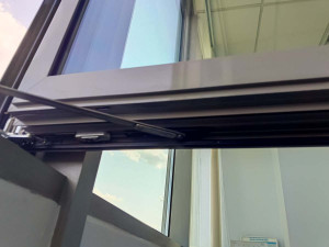 Ограничитель открывания створки на алюминиевом окне