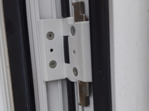 петля на алюминиевом окне