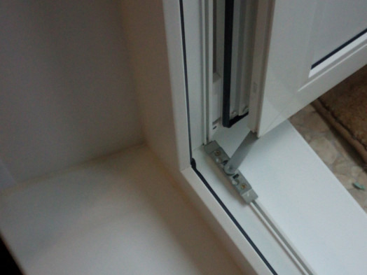 ограничитель открывания крупный план