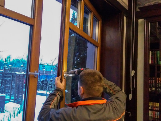 Установка оконной ручки