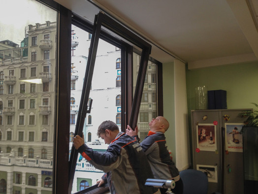 установка оконной створки